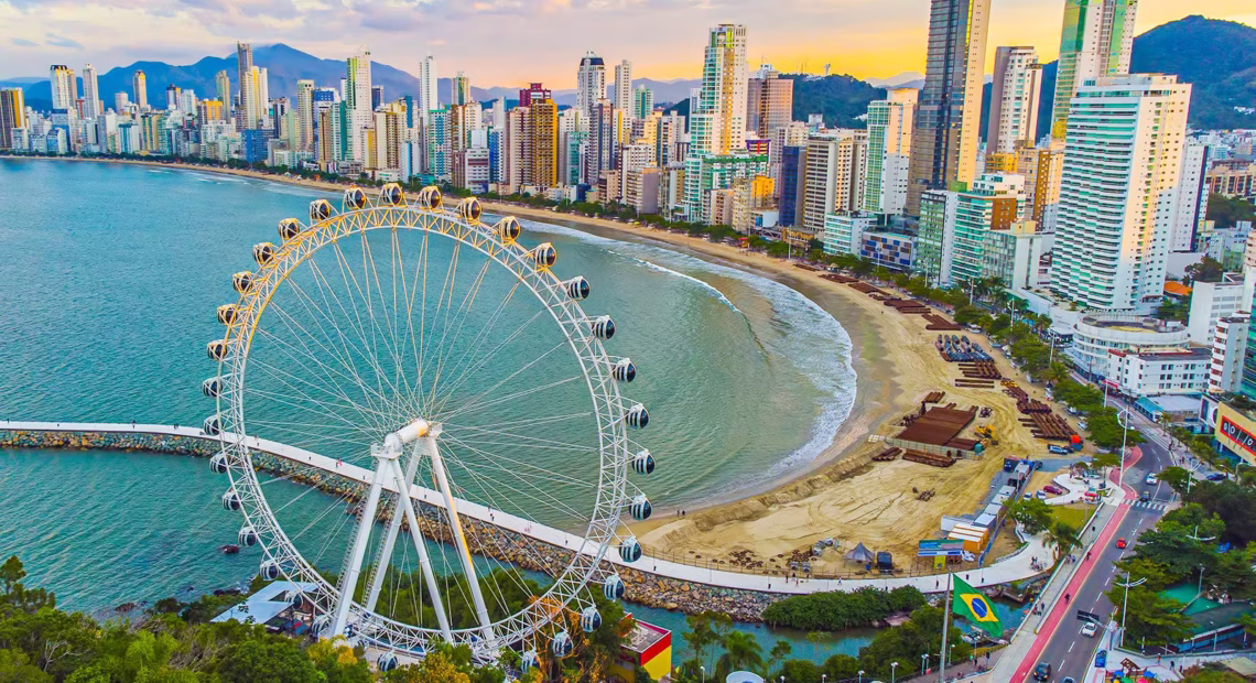 Praia Centra de BC com Roda Gigante FG Big Wheel