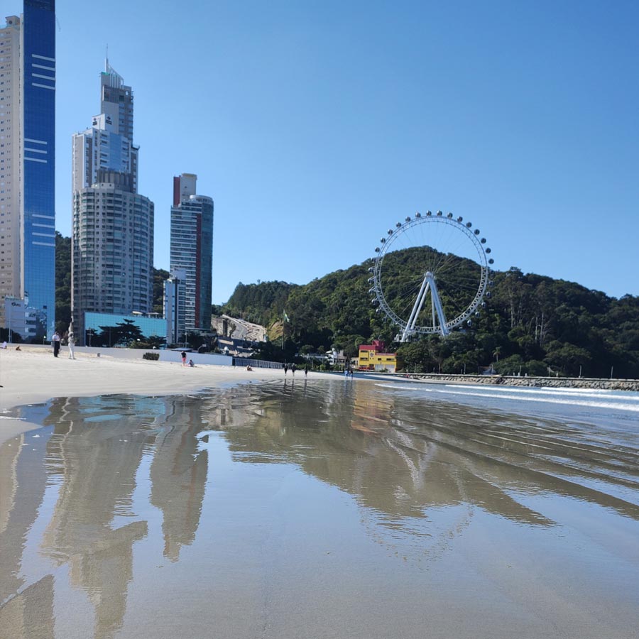 praia central ponto turístico em balneário Camboriú