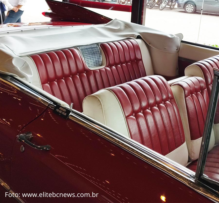 foto de carro do museu do automóvel