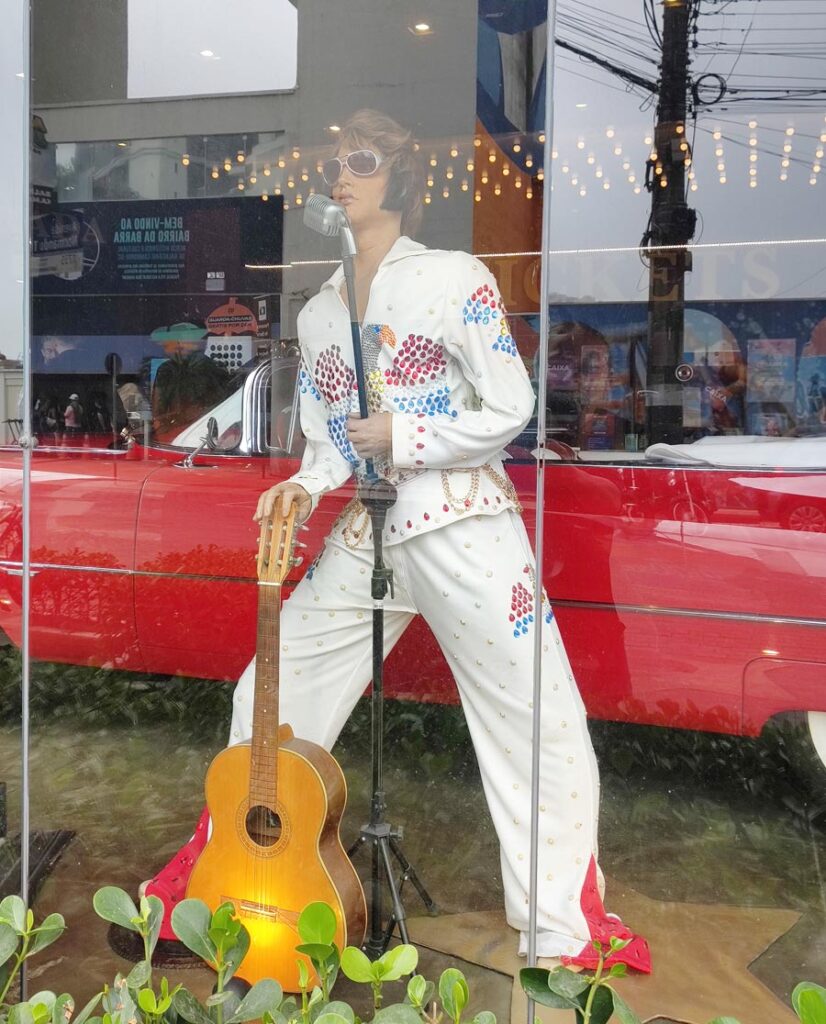 Elvis Presley e o Cadillac Eldorado Biarritz no Museu do Automóvel em Balneário Camboriú