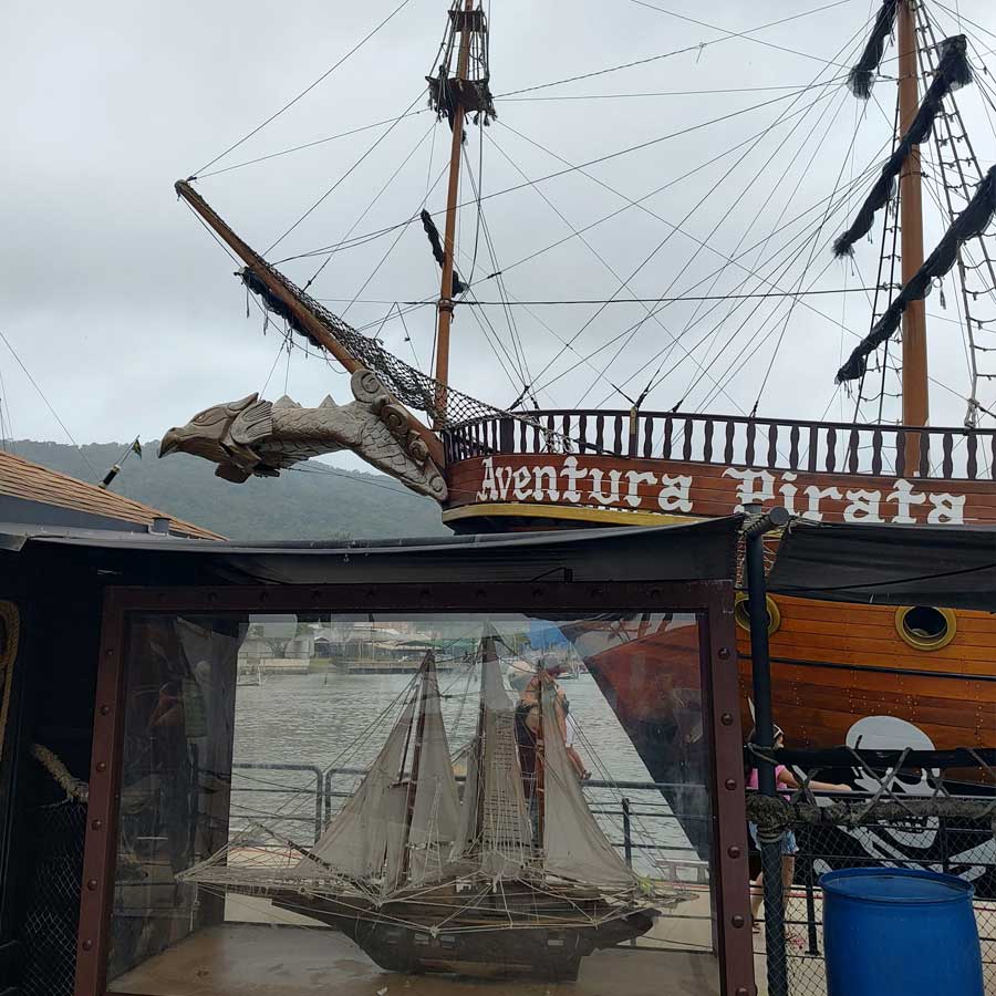 dicas para aproveitar o passeio de barco pirata em Balneário Camboriú
