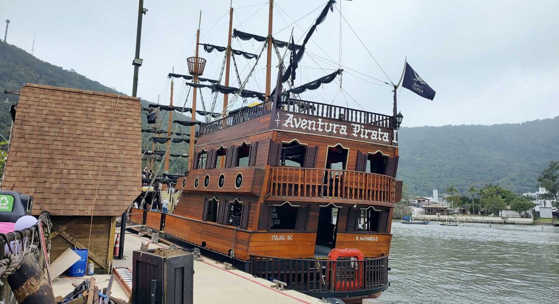 Passeio de barco pirata em balneário camboriú