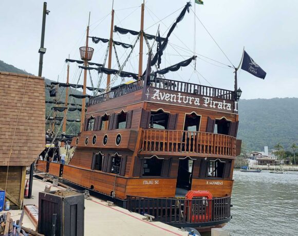 Passeio de barco pirata em balneário camboriú