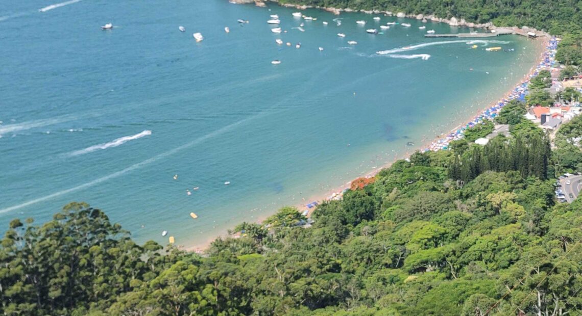 Praia de Laranjeiras em Balneário Camboriú