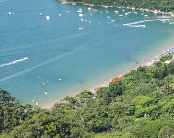 Praia de Laranjeiras em Balneário Camboriú