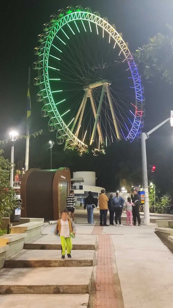 Roda Gigante em Balneário Camboriú à Noite