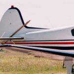 Avião de pequeno porte cai na Meia Praia em Navegantes