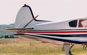 Avião de pequeno porte cai na Meia Praia em Navegantes