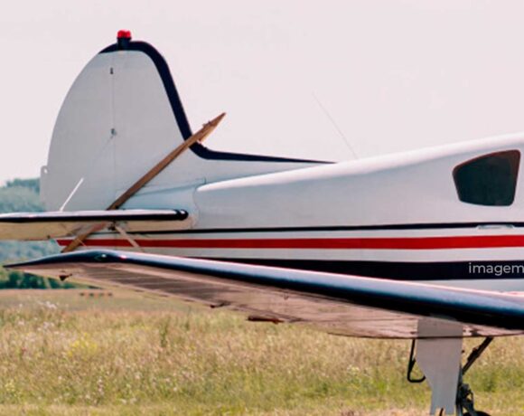 Avião de pequeno porte cai na Meia Praia em Navegantes
