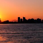 Rio Itajaí-Açu em dia de cheia com águas elevadas próximas à margem urbanizada.