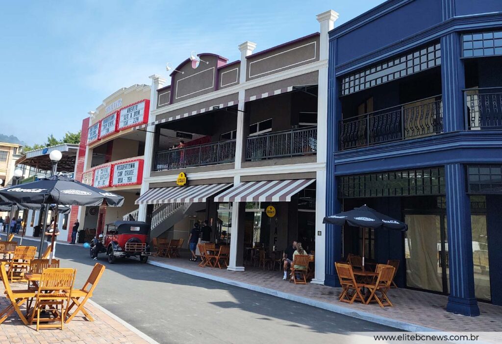 Ambientação temática do Roddertown inspirada nos anos 1950