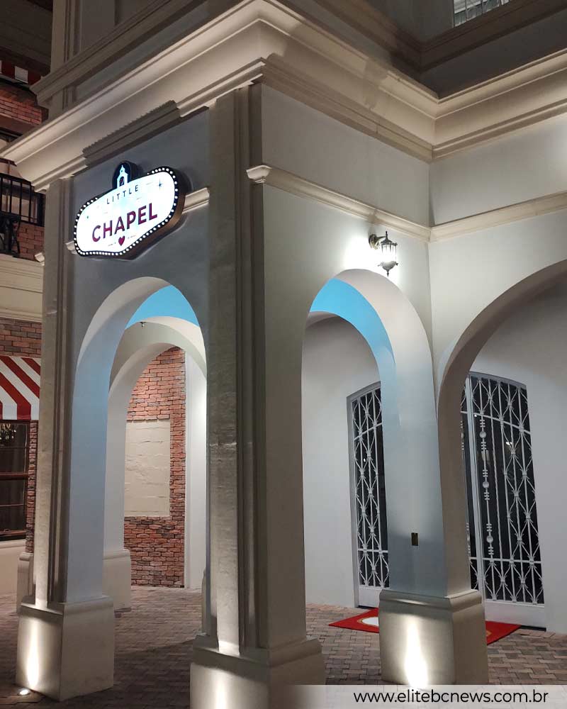 Capela do Roddertown iluminada a noite em Balneario Camboriu