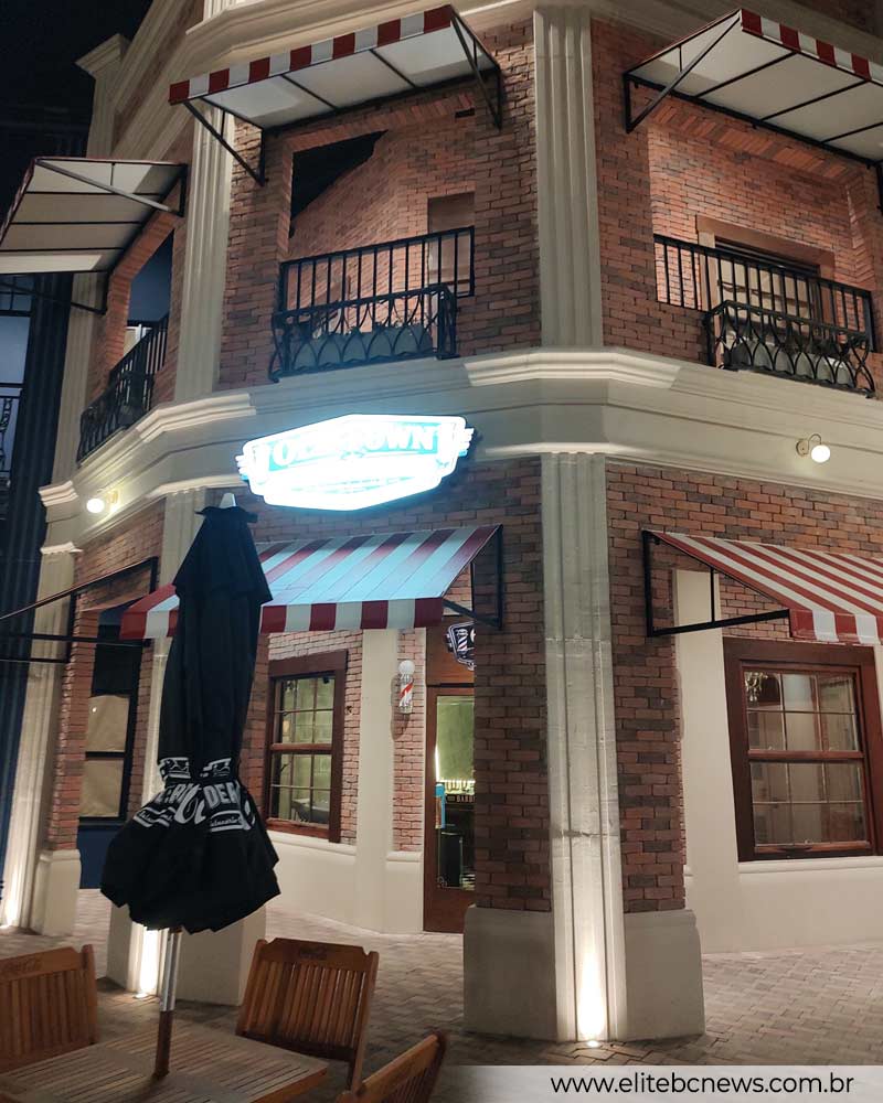 Fachada da barbearia retro Old Barber Town no Roddertown em Balneario Camboriu