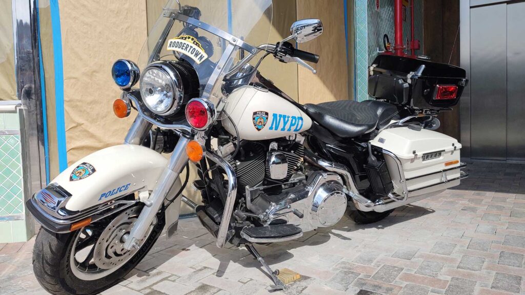 Motocicleta Harley Davidson caracterizada como patrulha da polícia de Nova York NYPD no Roddertown