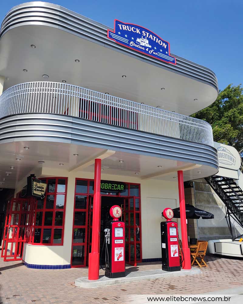 truck station no Roddertown inspirado na cultura americana dos anos 1950